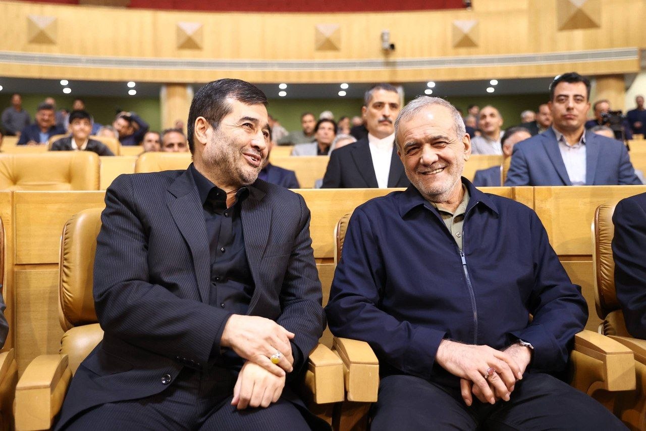 امضای رئیس جمهور روی پیراهن تیم ملی؛ پزشکیان: هر دستاوردی برای ما در جام جهانی قابل‌احترام است