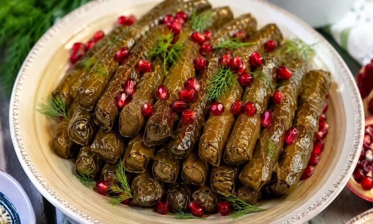 سفری به طعم تبریز؛ دلمه برگ مو آذربایجانی چطور پخته می‌شود؟