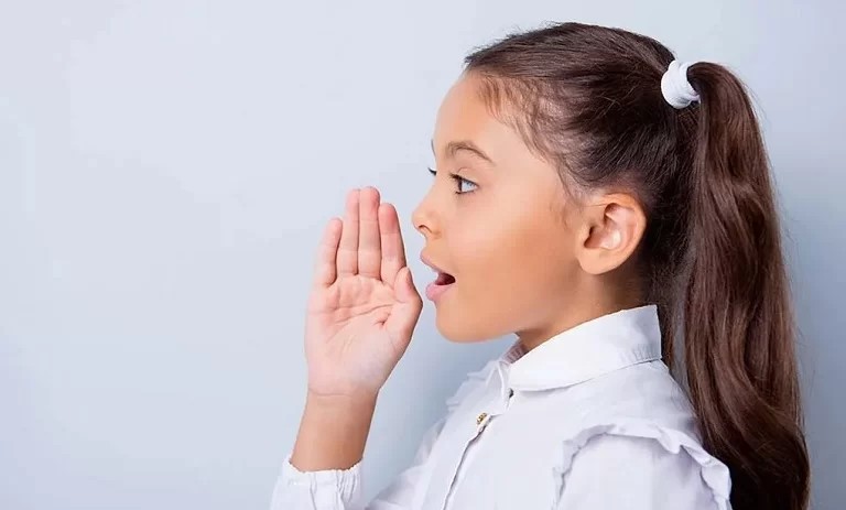 اگر فرزندتان بیش از حد حرف می‌زند، این ۱۰ دلیل و روش‌های طلایی را بخوانید