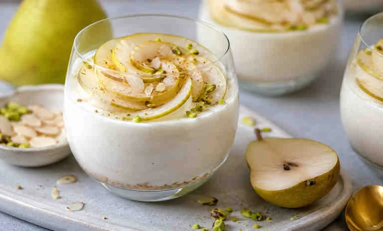 دسر موس گلابی مجلسی؛ مهمانی‌های تابستانی را با این بافت نرم و رویایی به هم بریزید