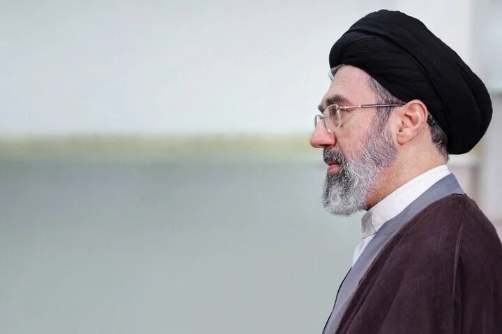 
رهبر معظم انقلاب خطاب به محصلان: همواره پاسدار هویت ملی و پرچم نظام اسلامی باشید