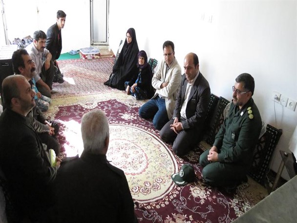 دیدارمسئولان شهرستان دهگلان از خانواده های شهدا