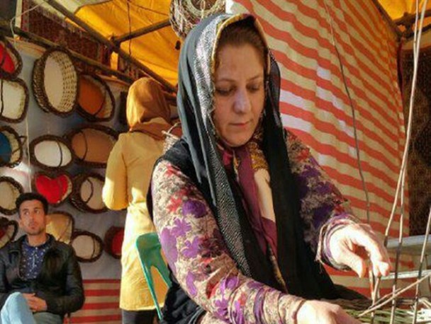 گلچینی از سبد بافی در کارگاه بانو گلچین / همت بانوی هنرمند در تحقق اقتصاد مقاومتی