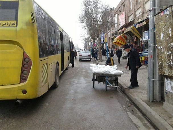 انتظار شهروندان در ایستگاه های اتوبوس بدون صندلی +تصاویر