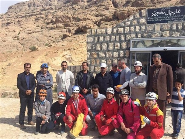 گردشگران فرانسوی از غار نخجیر دلیجان بازدید کردند+عکس