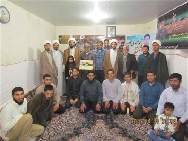 طلاب برازجان با خانواده شهید احمدی جوان دیدار کردند+تصاویر