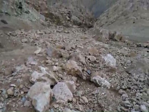 ریزش یک ماهه کوه در جاده ارتباطی چرام به طسوج و مسدود شدن پل تل بلوند/مسئولان تدبیر و امید در خواب انتخاباتی به سر می برند/تصاویر