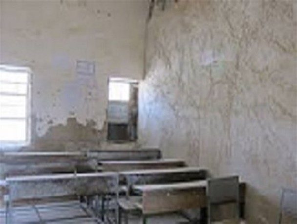 مدارس تخریبی چابهار پلاسکویی دیگر/ افتتاح اسکله در فاصله چند صد متری از مدرسه ای با شکاف های عمیق محرومیت