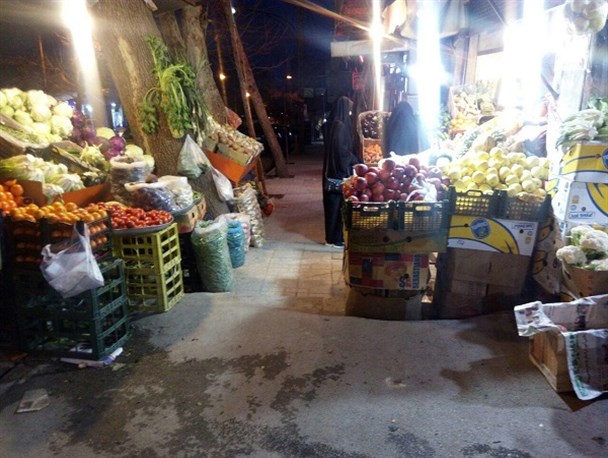 خیابان ها و پیاده روهای تویسرکان سال های سال دست نخورده اند!/قرق پیاده روها و تنگ شدن عرصه بر عبور عابران پیاده/حضور گداهای غیربومی با ظاهری زخمی در تویسرکان
