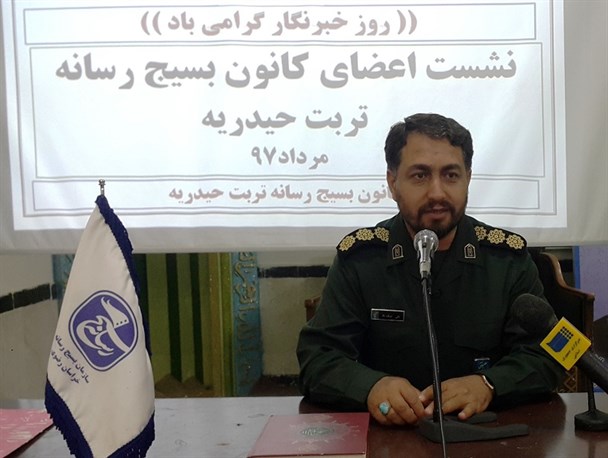 سپاه پاسداران انقلاب اسلامی خدمت گذار است و این راه را ادامه می دهد