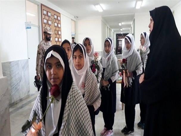 از اهدای گل توسط دانش آموزان به پرسنل سپاه تا تاکید بر کمک به خوزستان