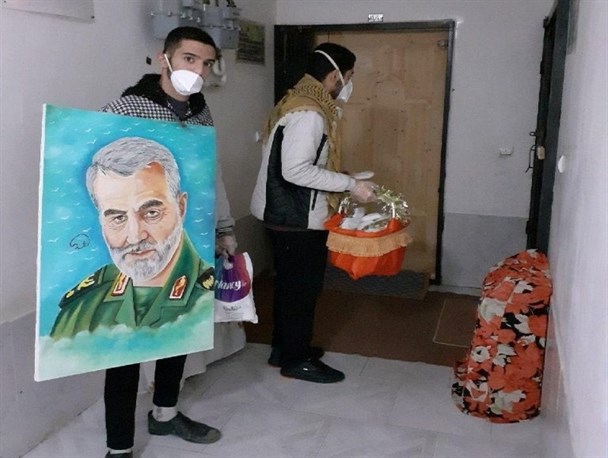 نشر شادی بین مردم؛ از توزیع ماسک و شیرینی تا پخش مولودی جلوی درب منازل