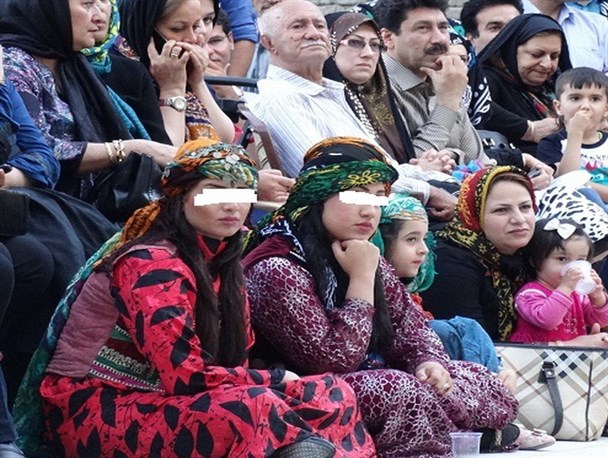 برخی ها می خواهند "گلونی" را به نماد بی بندوباری زن لر تبدیل کنند