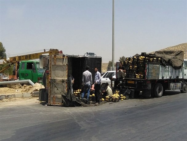 واژگونی کامیونت ایسوزو در دوراهی هورباف کوار +تصاویر