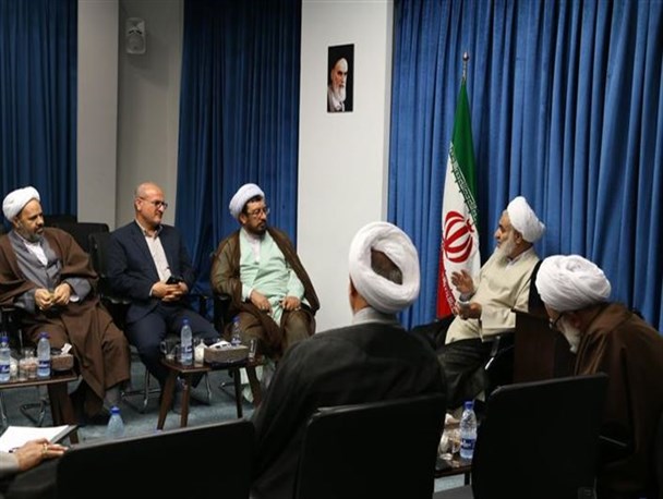 برخی مسئولان نظام بر خلاف اندیشه‌ امام خمینی کاخ‌نشین شده‌اند