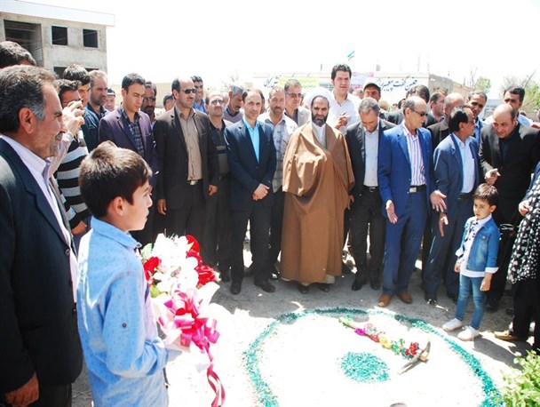 کلنگ ساخت مدرسه ۶ کلاسه در یامچی شهرستان مرند به زمین زده شد+تصاویر