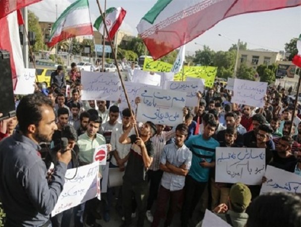 تجمع اعتراضی و مطالبه گرانه دانشجویان شیراز در مقابل دفتر نمایندگی وزارت خارجه
