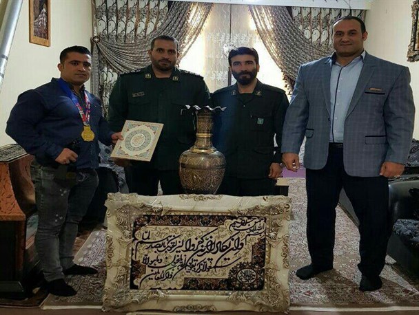 قهرمان پرورش اندام آسیا مورد تقدیر مسئولان بهارستانی قرار گرفت+ عکس