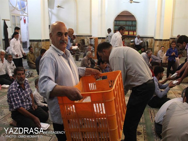 توزیع افطاری در مسجد شاه‌طهماسب یزد