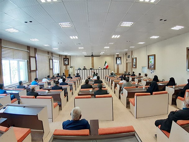 انتقاد فرماندار سرخس از معطلی ۹ ساعته یک‌ سرمایه‌گذار/ تعصب اداری برخی مدیران برای خدمت به مردم پایین است