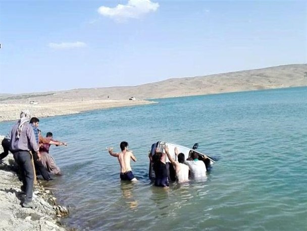 سقوط خودروی پژو ۴۰۵ به داخل دریاچه زاینده رود/تصاویر
