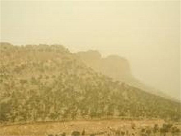 آسمان روانسر کماکان در تسخیر ریزگردها/ دید افقی در نواحی مرزی به کمتر از 500 متر خواهد رسید