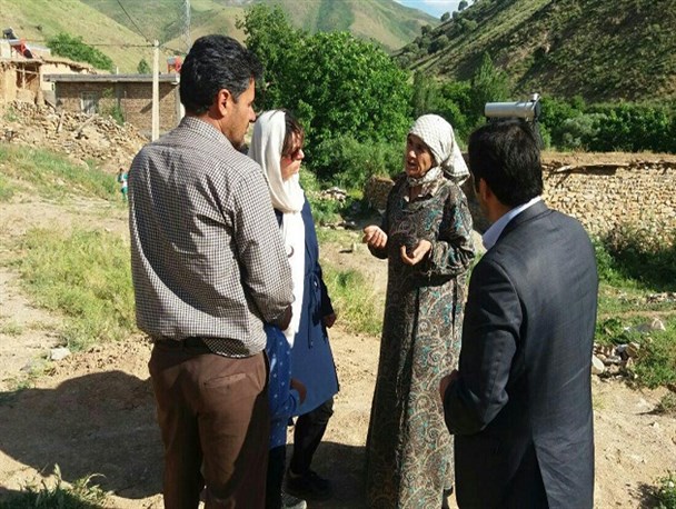 بازدید گردشگران خارجی از روستای آبگرمکن های خورشیدی نهاوند+ تصاویر