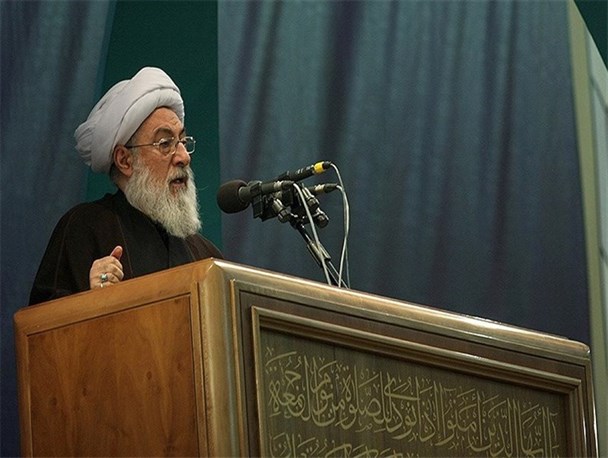 امام جمعه تبریز: با فیش نجومی و میلیونی مدیران برخورد قاطع شود / تا زمانی که نگاه  دولت به خارج از کشور باشد اقتصاد ترمیم نمی‌شود
