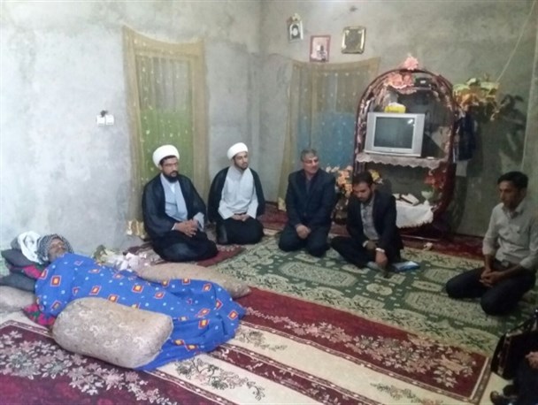 دستهای مهربانی درماه رحمت الهی/ توزیع ۳۰۰ نان میان نیازمندان در شهر علی اکبر