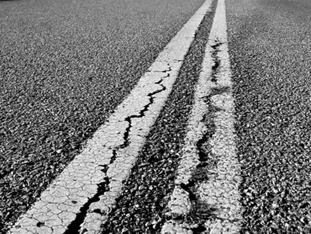 نهضت آسفالت وعده ای روی زمین مانده در شهر اهواز