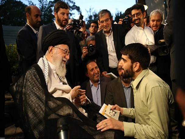 واکنش رهبر انقلاب به رباعی «سایه جنگ و مدافعان حرم»؛ «اگر بفهمد خوب است»