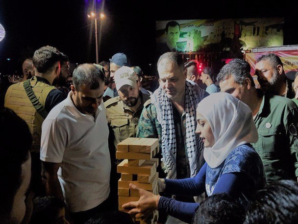 حضور یک فرمانده نظامی فلسطینی در بین کودکان سوری/ شب‌های حلب روشن شد