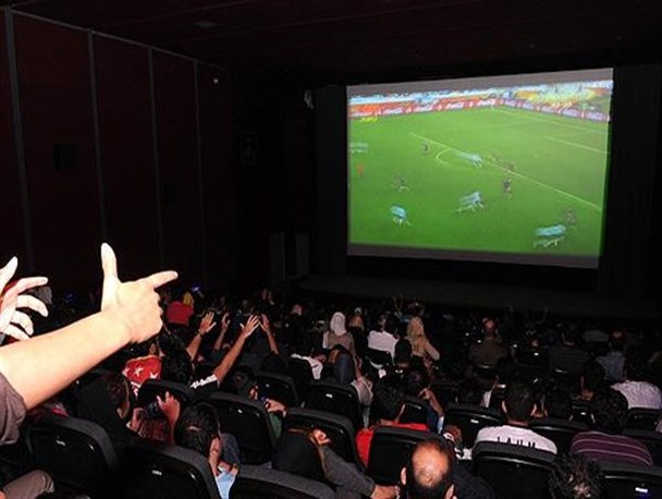 نمایش فوتبال در سینما به ضرر صاحبان فیلم است/ چالش پرداخت حق پخش