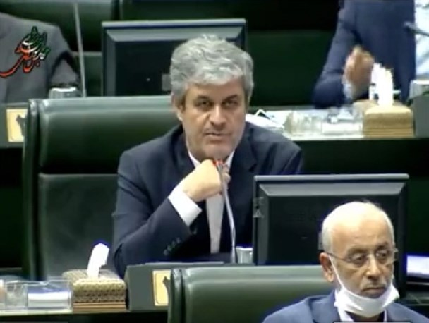 کیفم را برمی‌دارم و از مجلس می‌روم