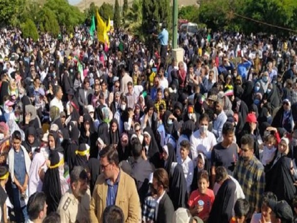 اجرای «سلام فرمانده» توسط دهه نودی ها در خرم آباد