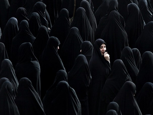غرب چه سودی از بی حجابی می برد؟! / حیای زن مسلمان پاشنه ی آشیل تمدن اسلامی است