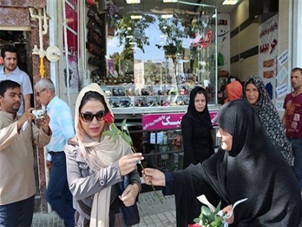 توزیع ۱۰۰۰ شاخه گل بین بانوان بجنوردی + تصاویر