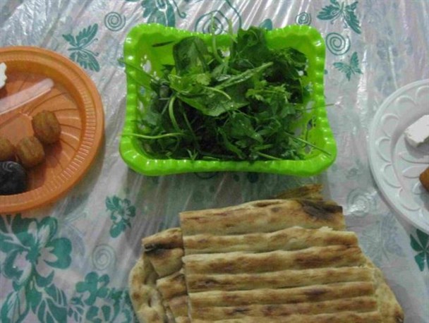 تصاویری از برپایی سفره افطار ساده در محله کردنشینان بندرکیاشهر