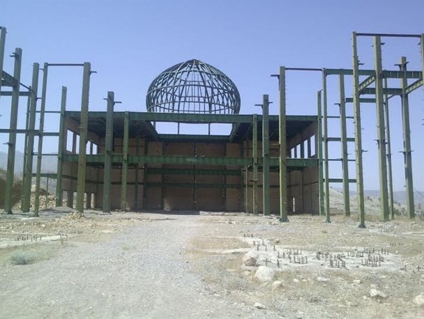 مصلایی پس از شش سال اندر خم یک کوچه است/نمازگزارانی که در گرمای 45درجه نماز اقامه می کنند