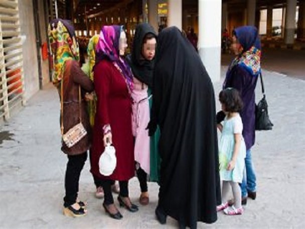 تذکر به افراد بی حجاب و مغازه داران متخلف در دولت آباد+ عکس