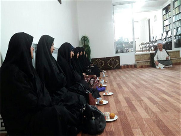 بسیجیان حوزه خواهران با امام جمعه بخش پره سر دیدار کردند