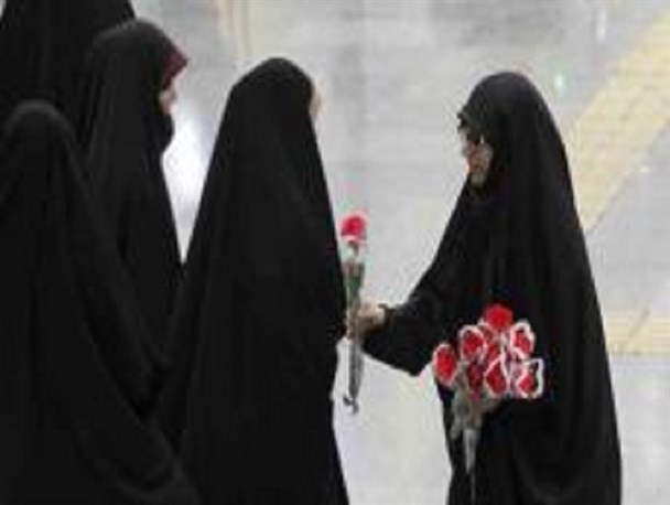 اهدای گل به زنانی که حجاب برتر را انتخاب کردند