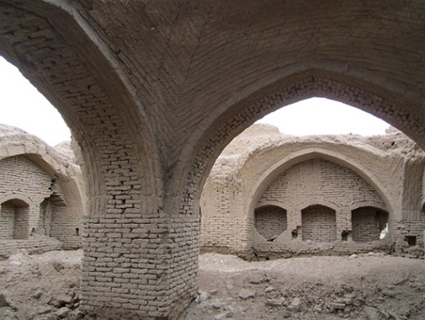 قلعه درمیان یکی گنجینه های تاریخی و فرهنگی برخوار+تصاویر