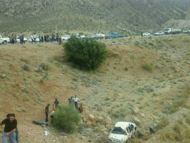 سقوط پژو پارس به دره در شهرستان کوار +تصاویر