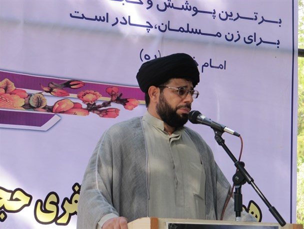 دشمنان نظام در نظر دارند با کم اهمیت جلوه دادن حجاب، به اصل نظام ضربه بزنند