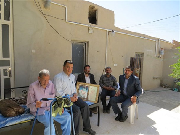 تجلیل از خانواده «شهید علی اکبر کارگر» تنها «خبرنگار شهید یزد»
