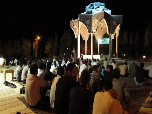 برپایی مجلس عزای امام صادق(ع)در جوار شهدای گمنام سروستان