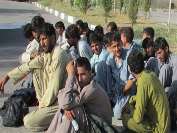 توقیف وانت نیسان حامل 26 تبعه افغانی غیرمجاز در سروستان + عکس