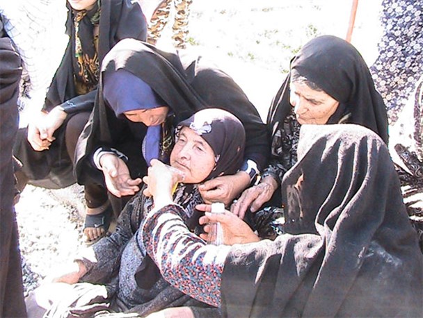 نگاه بیقرارانه ماداران شهدای گمنام سنگ را آب می کند/مادر شهید گمنام؛ با دلم چه کنم؟