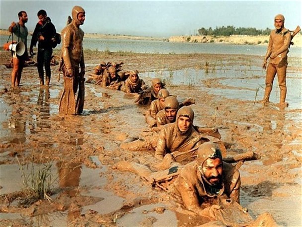 غواصان از دیواره های بتنی بعثی ها عبور کردند/تصرف بخشی از جاده بصره-فاو توسط رزمندگان لشکر هفت ولیعصر(عج)+تصاویر
